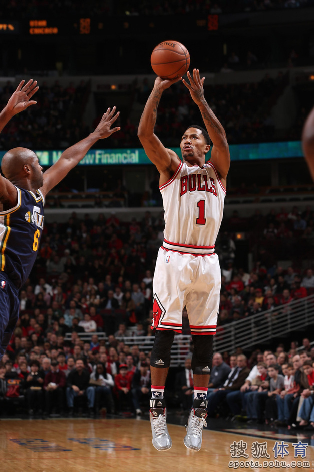 公牛横扫爵士,克莱点燃赛场 公牛横扫爵士,克莱点燃赛场