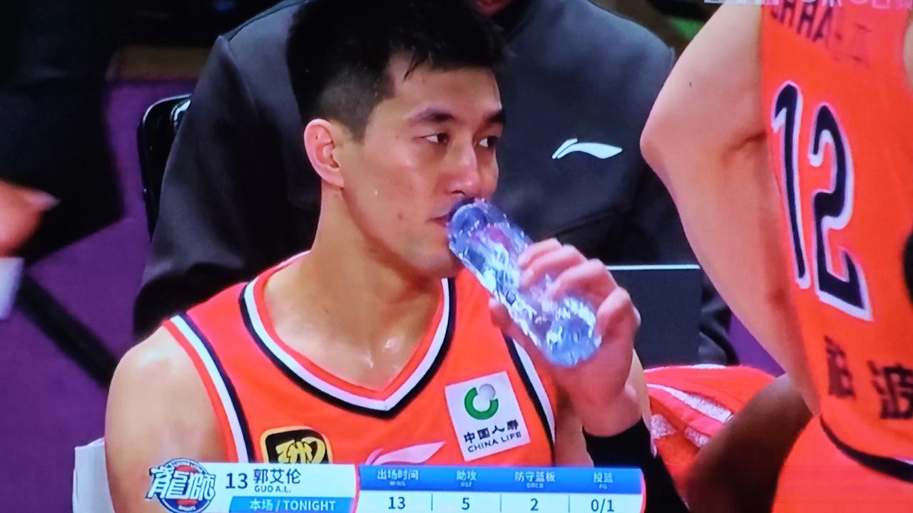 广州队完胜浙江队，郭艾伦关键制胜
